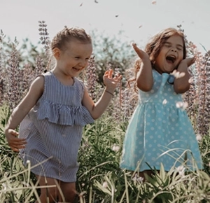 Autentyczność - szczęśliwe dzieci w naturze