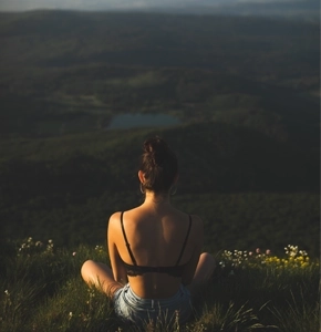 Uważność - osoba medytująca w naturze