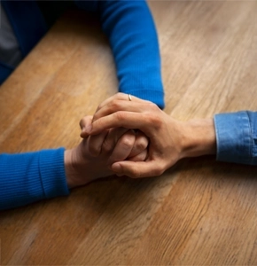 Zaufanie - dłonie wspierające w geście pomocy