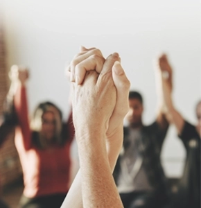 Wsparcie - grupa osób w geście współpracy